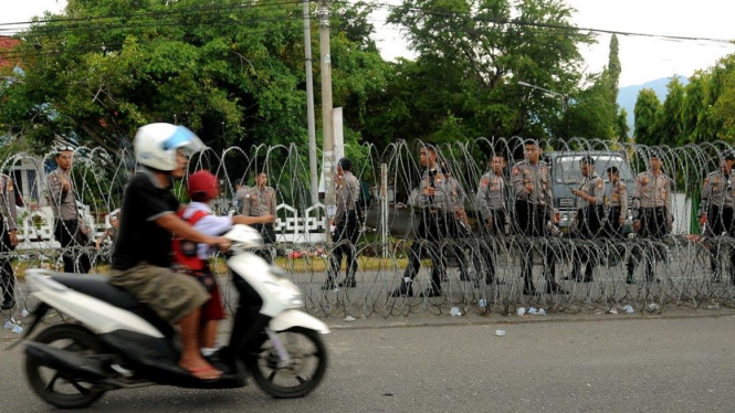 Polisi Berjaga di Depan Kantor Pemerintahan Palopo