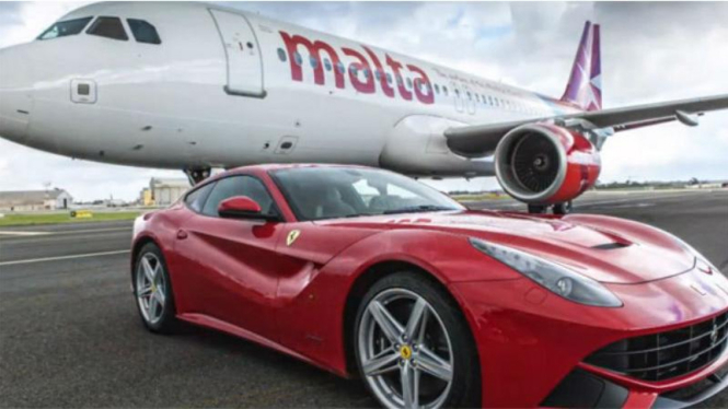 Duel Ferrari F12 Berlinetta dengan pesawat Airbush A320