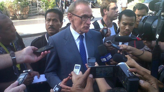 Menteri Luar Negeri Australia, Bob Carr mengunjungi Monumen Bom Bali 