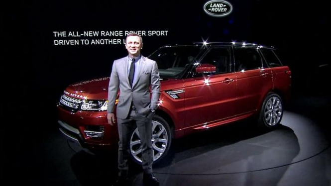 Daniel Craig berpose di samping Range Rover 2013