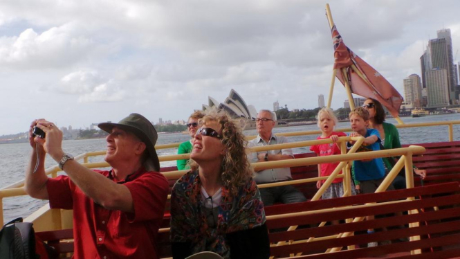 Para penumpang kapal feri menikmati pemandangan Kota Sydney