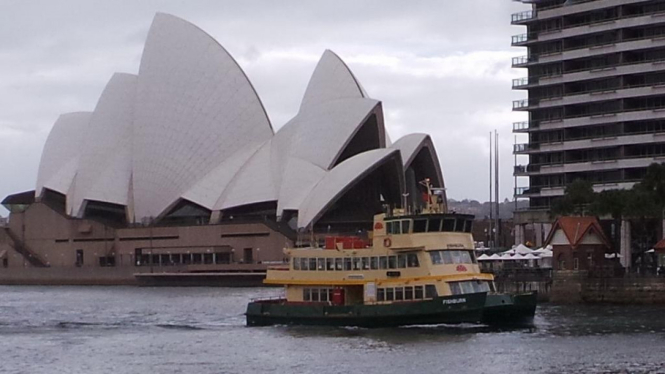 Kapal feri melintas gedung Sydney Opera House