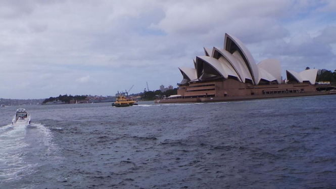 Pemandangan gedung Sydney Opera House dari kapal feri