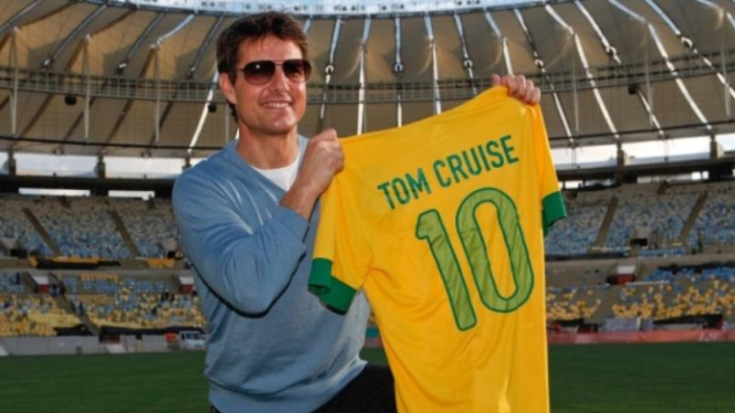 Selebritis Hollywood, Tom Cruise, dengan kostum Brasil