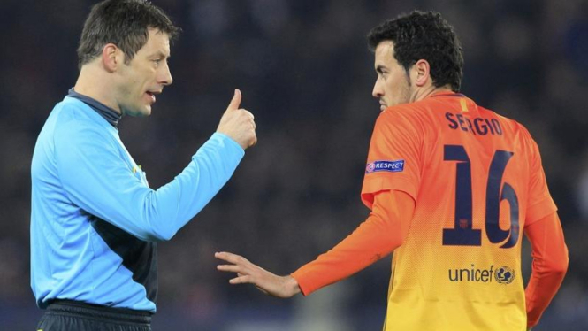 Pemain Barcelona, Sergio Busquets (kanan), dengan wasit