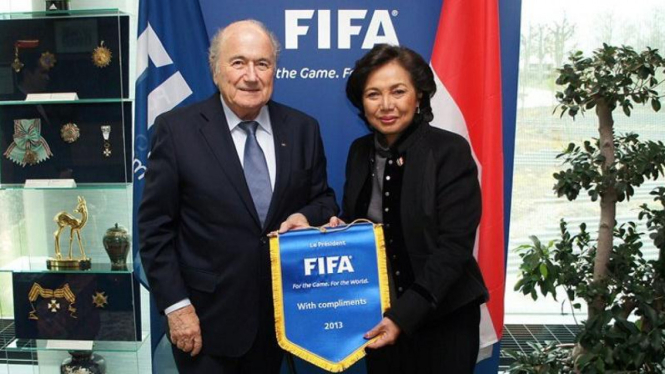 Ketua KOI Rita Subowo (kanan) dan Presiden FIFA Sepp Blatter