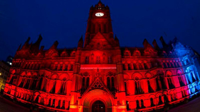 Balai Kota Manchester didominasi warna merah