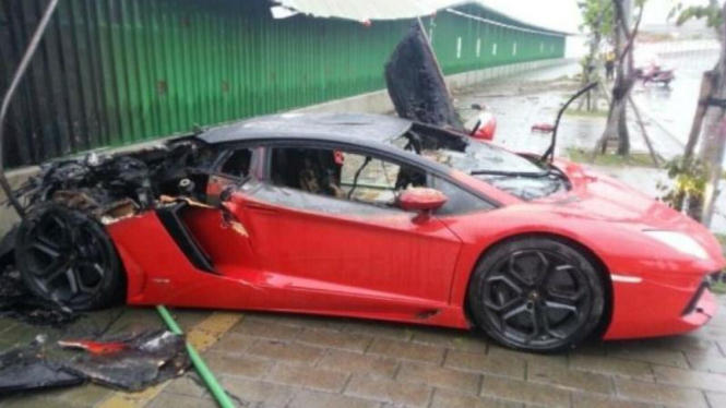 Lamborghini Aventador mengalami kecelakaan di Taiwan