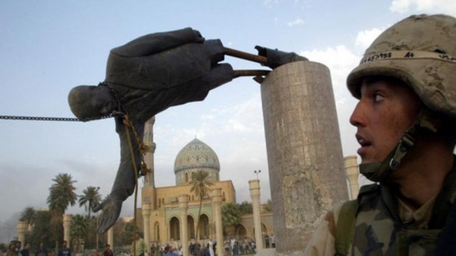 Tentara AS saksikan perobohan patung Saddam Hussein 2003