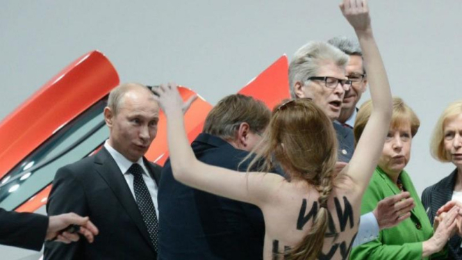 Presiden Putin diprotes wanita topless di pameran otomotif