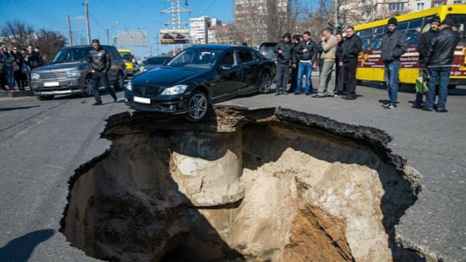 Mobil terperosok di lubang besar di Samara, Rusia