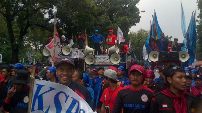 Demo buruh di depan kantor Kementerian BUMN (10/4/2013)