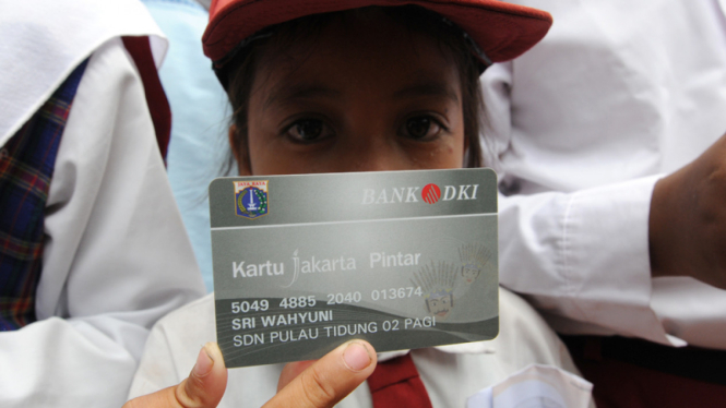 Seorang murId SD menunjukkan Kartu Jakarta Pintar. (Foto ilustrasi)