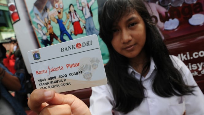 Siswa Mendapatkan Kartu Jakarta Pintar (KJP)