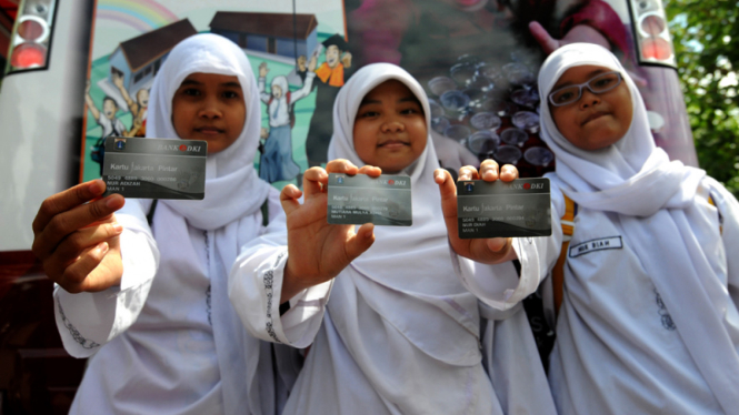 Siswa Mendapatkan Kartu Jakarta Pintar (KJP)