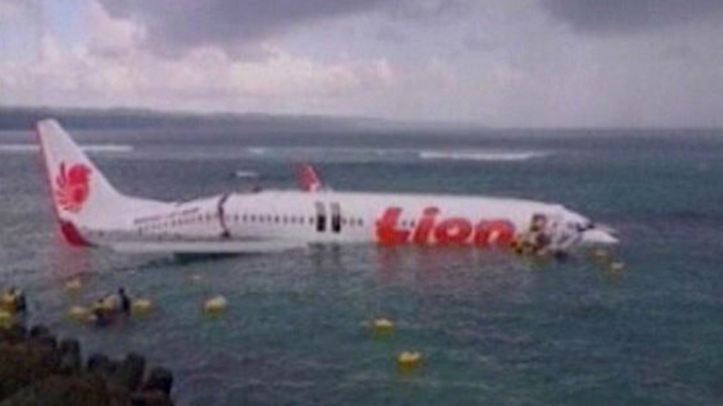 Pesawat Lion Air Jatuh di Laut Bandara Ngurah Rai