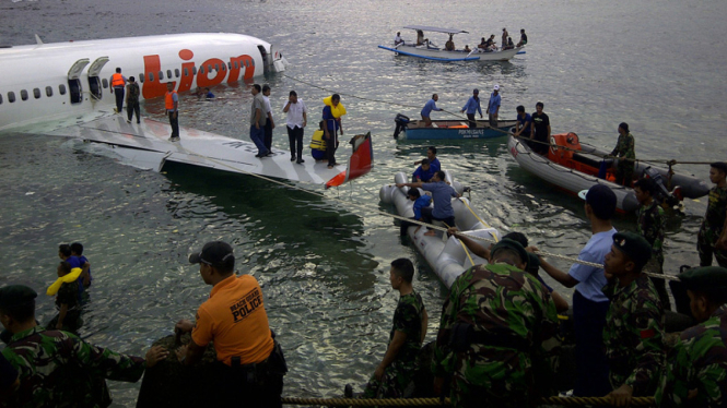 Evakuasi pesawat Lion Air di Bali