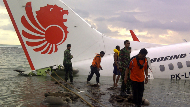 Evakuasi pesawat Lion Air di Bali