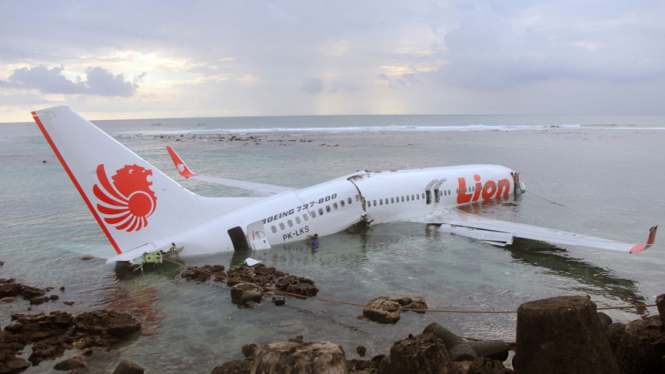 Evakuasi pesawat Lion Air di Bali