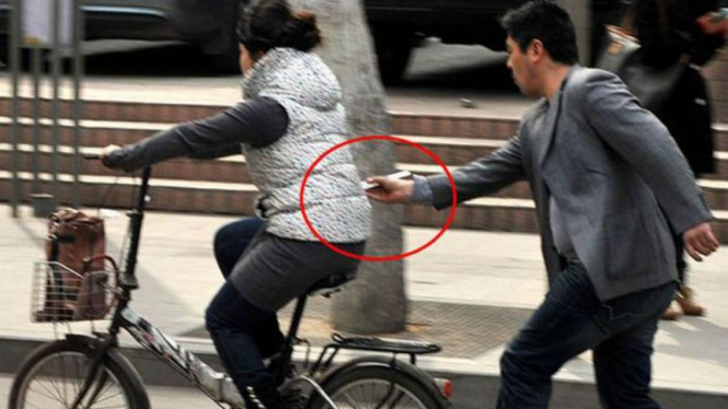 Aksi pencopetan di China menggunakan sumpit