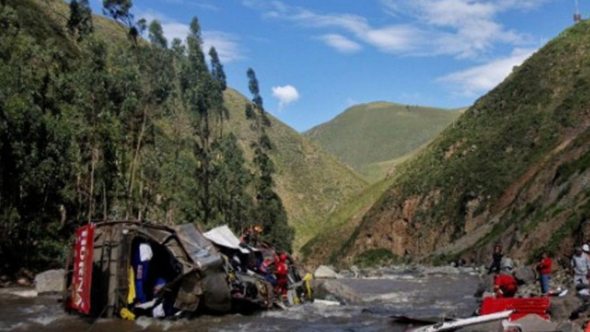 Bus terjun ke jurang di Peru