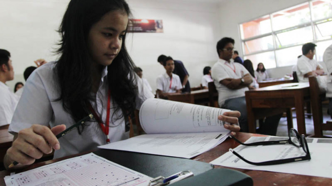 Siswa SMA 3 Setia Budi Jakarta menjalani Ujian Nasional (UN) 2013, Jakarta, Senin (14/04/2013). Foto:VIVAnews/Anhar Rizki Affandi