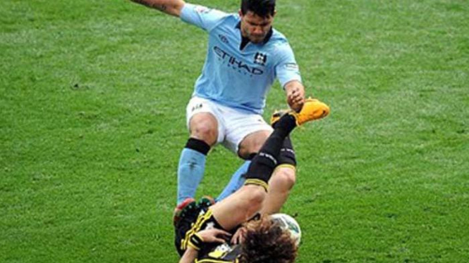 Sergio Aguero menginjak David Luiz
