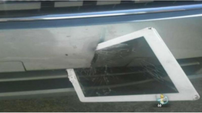 iPad menancap di bumper mobil Nissan Sentra