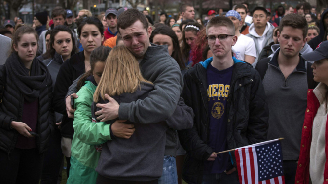 kesedihan keluarga korban ledakan bom boston