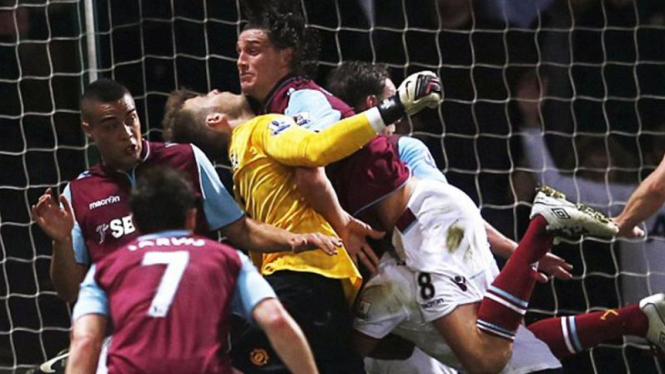 Andy Carroll (tengah) menabrak De Gea (kuning) 