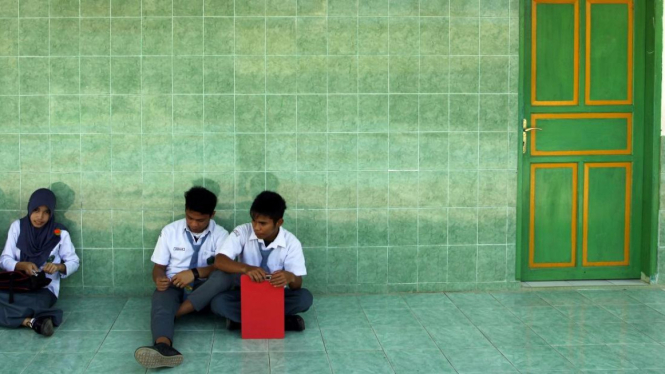 Siswa menunggu naskah Ujian Nasional