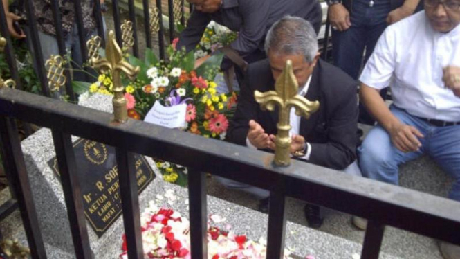 Ketua Umum PSSI, Djohar Arifin Husin saat nyekar ke makam Ir Soeratin