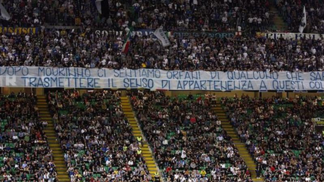 Spanduk fans Inter memohon Mourinho kembali 