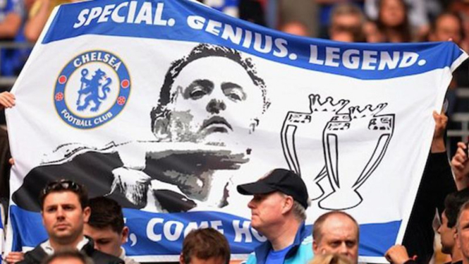 Spanduk fans the Blues memohon Mourinho kembali