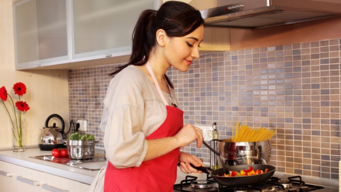 Gambar Ibu Memasak Di Dapur