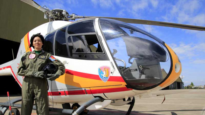 Lettu Penerbang Fariana Dewi Djakaria Putri Pilot Helikopter EC-120B Colibri
