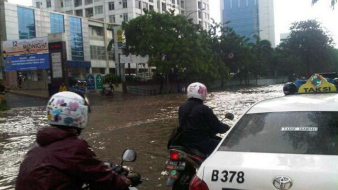 Banjir di kawasan Cawang, Jakarta Timur (18/042013)  @terranova_ina