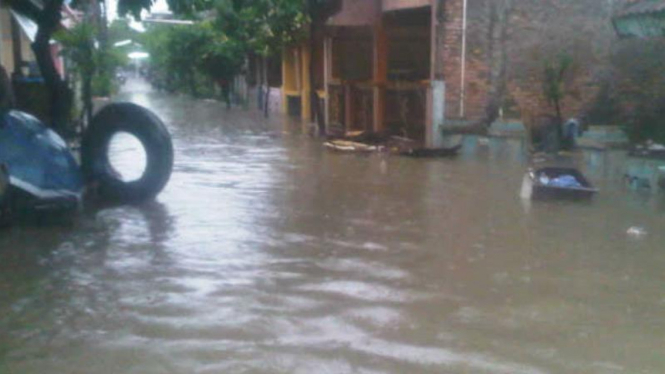 Banjir melanda perumahan Total Persada, Kota Tangerang