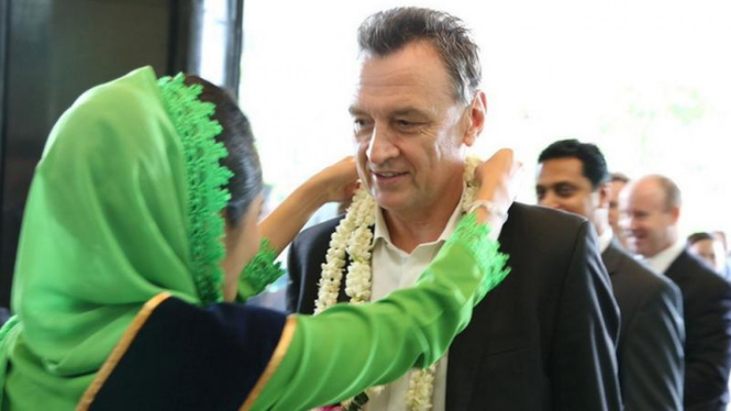 Menteri Perdagangan Australia Craig Emerson tiba di Surabaya 19 April 2013