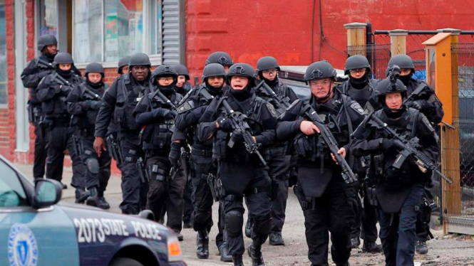 Pasukan polisi SWAT di Watertown memburu teroris