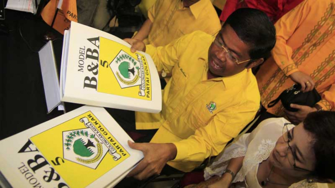 Partai Golkar Serahkan Berkas Bacaleg 2014 ke KPU