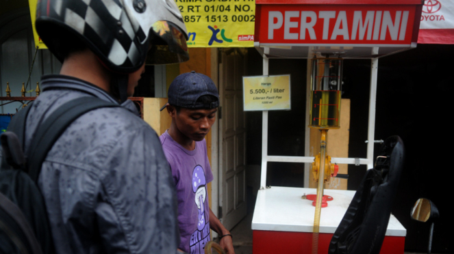 Pesepeda motor tengah mengisi bensin di salah satu gerai Pertamini di Jakarta, beberapa waktu lalu.