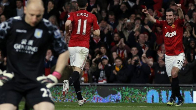 Pemain Manchester United, Robin van Persie (kanan) merayakan gol