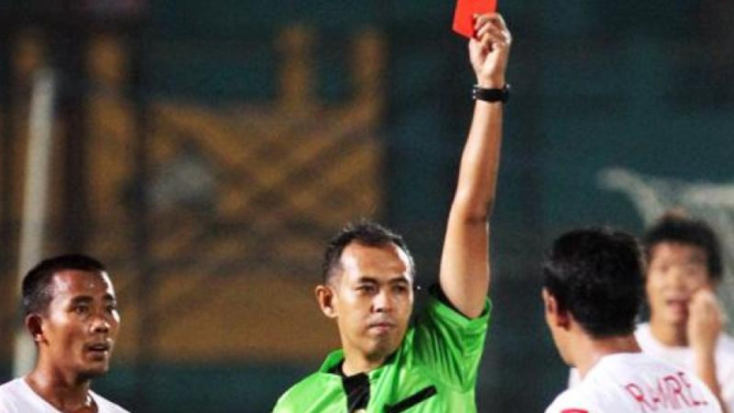 Wasit ISL memberikan kartu merah