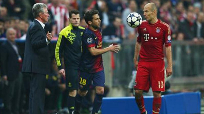 Jordi Alba melempar bola ke wajah Arjen Robben