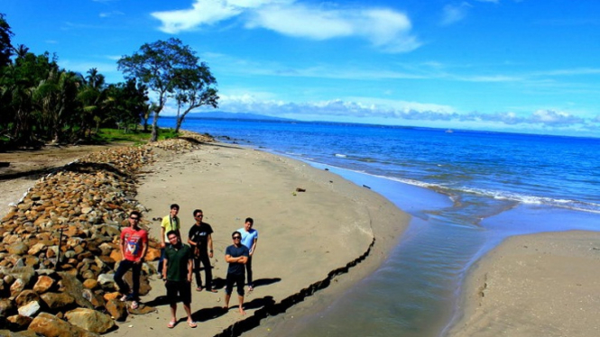 Ilustrasi turis di pantai yang berada di desa Taman Jaya