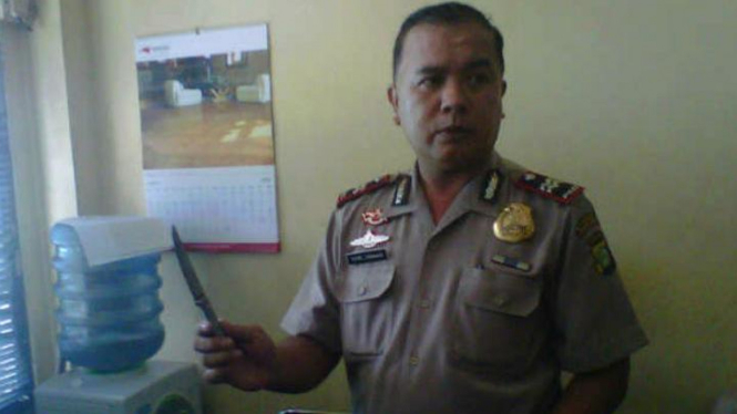 Kapolsek Bekasi Utara, Hersiantony memegang barang bukti pembunuhan