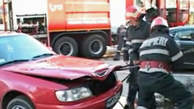 Mobil dirusak petugas pemadam kebakaran
