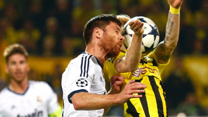 Xabi Alonso (putih) di laga vs Borussia Dortmund 