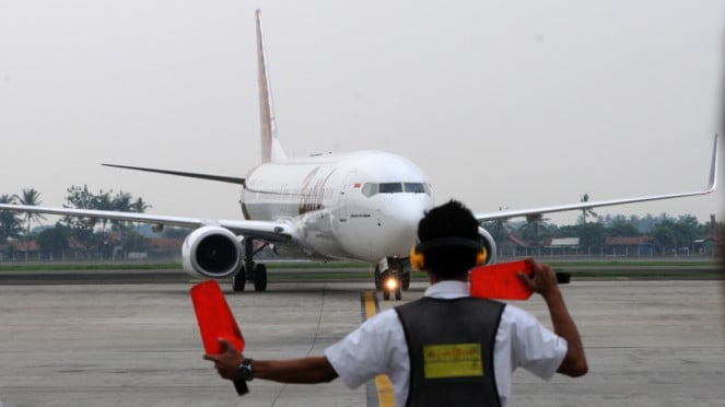Maskapai milik Lion Grup, Batik Air saat melintas di apron bandara Soekarno-Hatta.